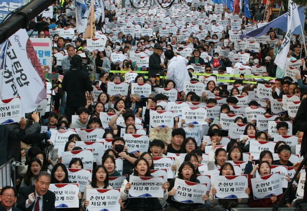 지난 26일 오후부산 남포동 패션거리에서 ‘웨이크업 코리아(Wake Up Korea)’ 집회가 열리고 있는 모습. /주최 측