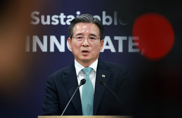 한·미 관세 타결로 한국 경제가 한숨을 돌리게 됐다, 하지만 매년 200억 달러의 투자금을 마련해야 하는 숙제를 안게 됐다. 김용범 대통령실 정책실장이 29일 경북 경주 APEC 미디어센터에서 한·미 정상회담 관련 브리핑을 하고 있다. /연합