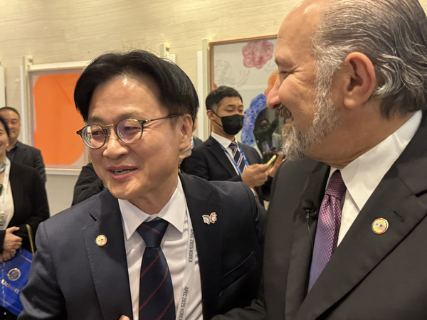 김정관 산업통상부 장관과 하워드 러트닉 미국 상무부 장관이 29일 오후 경북 경주 예술의전당에서 열린 한·미 비즈니스 라운드 테이블에 참석 직전 포옹하고 있다. /연합