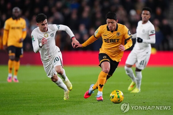 첼시와의 카라바오컵 4라운드에 출천한 황희찬(오른쪽). /연합