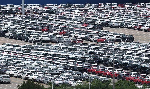 한·미 관세협상 타결로 앞으로 천문학적 대미 투자가 이루어질 전망이다. 경기도 평택항에 수출용 자동차가 선적을 기다리고 있다. /연합