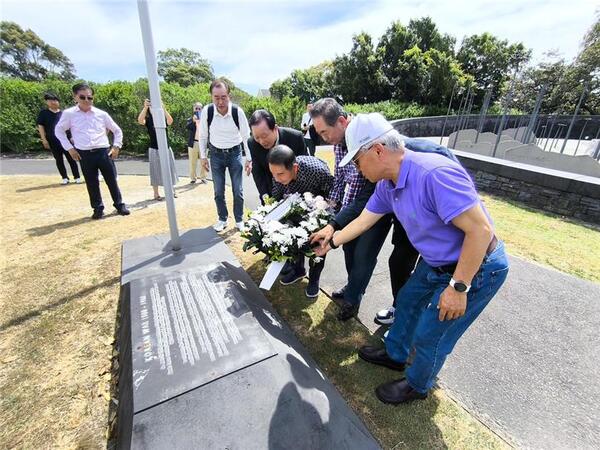 호주 지회장 선교대회 참석자들이 호주 시드니에 위치한 6.25전쟁 참전기념비에 헌화하며 참전용사의 헌신과 희생을 되새기고 있다. /세기총