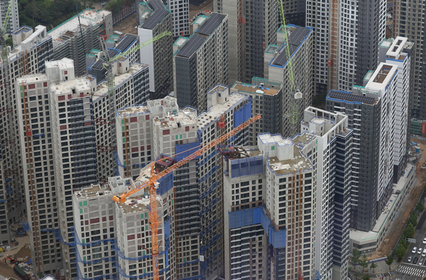 11월 전국 아파트 분양 물량이 수도권 비규제 지역 중심으로 전년 대비 24% 증가할 전망이다. 서울 송파구 잠실르엘아파트 건설 현장의 모습. /연합