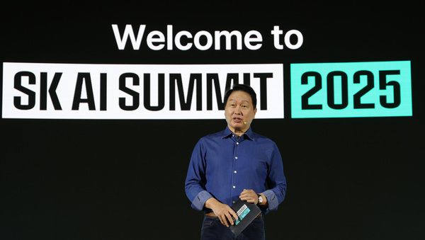 최태원 SK그룹 회장이 3일 서울 강남구 코엑스 오디토리움에서 열린 ‘SK AI 서밋 2025’ 키노트 세션에서 ‘AI Now & Next’를 주제로 기조연설을 하고 있다. /연합