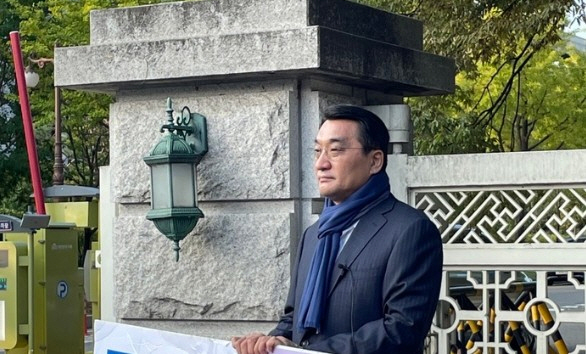 이재훈 온누리교회 목사가 지난 2022년 10월 6일 서울 여의도 국회 제6문 앞에서 차별금지법을 반대하며 1인 시위를 하고 있다. /태여연