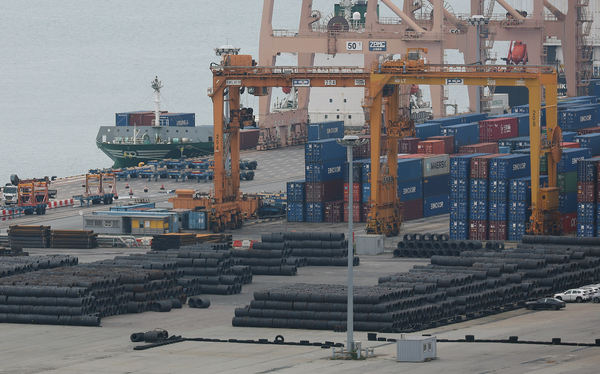 평택항에 수출용 철강 제품이 쌓여 있는 모습. /연합