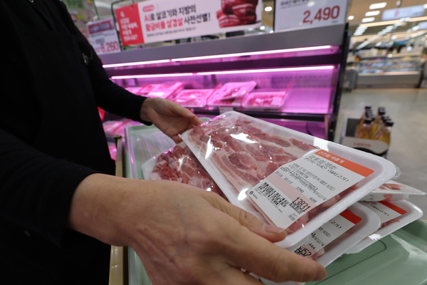 4일 서울 시내의 한 대형마트에서 직원이 돼지고기를 진열대에 정리하고 있다. /연합