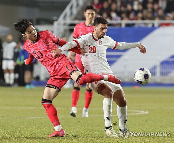 지난 25일 수원월드컵경기장에서 열린 2026 북중미 월드컵 아시아 3차 예선 B조 8차전 대한민국과 요르단의 경기. 양민혁이 요르단 모한나드 아부타하와 몸싸움을 하고 있는 모습. /연합