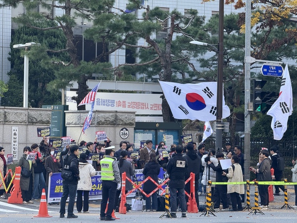 5일 서울남부지검 앞에 모인 이진숙 전 방송통신위원장 지지자들의 모습. /신지훈 기자