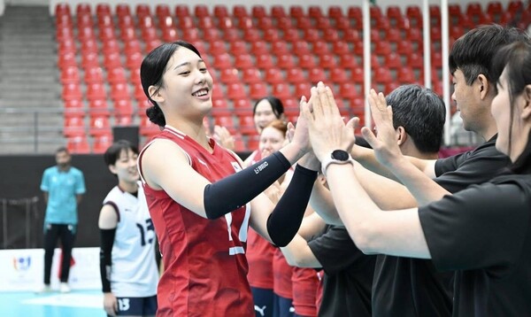 한국 U-16 여자배구 대표팀 주장인 손서연(17번). /아시아배구연맹 페이스북