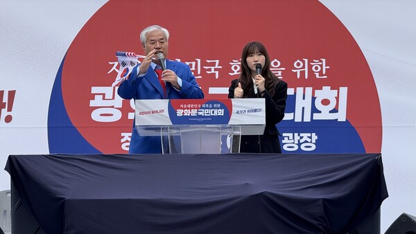 대국본 전광훈 국민혁명의장(왼쪽)은 이날 집회에서 "이재명을 법적 절차에 따라 엄정하게 다뤄야 한다"고 강조했다. /대국본