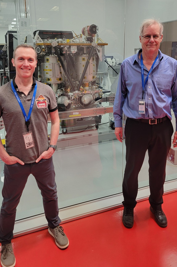 ‘ESCAPADE’ 프로젝트를 이끄는 UC 버클리의 로버트 릴리스 박사(왼쪽)가 프로젝트 매니저인 데이비드 커티스 박사와 함께 쌍둥이 탐사 위성 앞에 서 있다. /UC 버클리