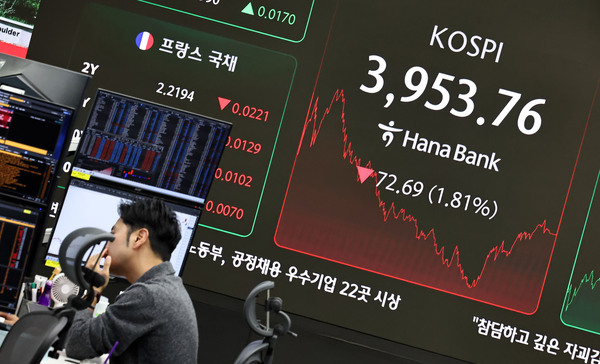국내 주식시장에서 ‘빚투’가 25조5000억원까지 불어나며 사상 최대치인 25조7000억원에 육박했다. 서울 중구 하나은행 딜링룸 모습. /연합