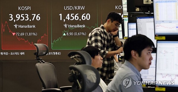 미국발 ‘인공지능(AI)’거품론에 단기 급등에 따른 차익실현, 원·달러 환율 급등에 따라 외국인 투자자들이 ‘셀코리아’에 나섰다. 지난 주 코스피 순매도가 7조2000억원을 넘어서며 역대 최대를 기록했다. 지난 7일 서울 중구 하나은행 딜링룸 모습. /연합