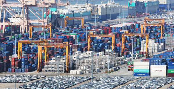 ‘반도체 효과’로 3분기 수출이 역대 최대를 기록했다. 상위 10개 기업의 수출 비중이 처음으로 40% 선에 올라섰다. 경기도 평택항에 컨테이너와 자동차가 선적대기를 하고 있다. /연합