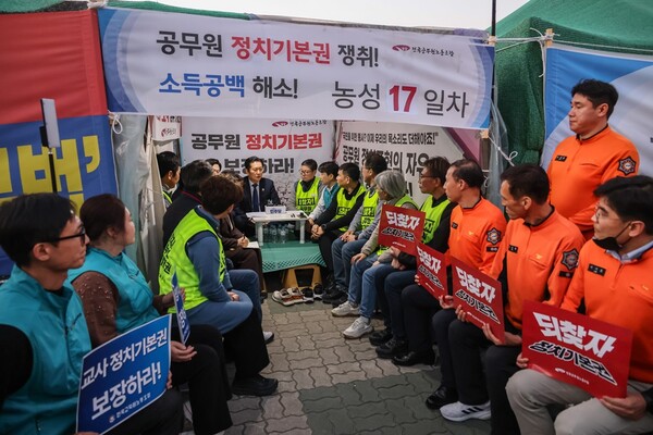 정청래 더불어민주당 대표가 지난 5일 서울 여의도 국회 앞 전국공무원노조 농성장을 찾아 이해준 위원장을 비롯한 노조 관계자들과 대화하고 있다. /연합