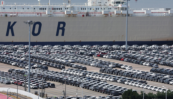 한·미 무역협상에 대한 세부 설명자료인 팩트시트 발표가 지연되면서 자동차 업계의 손실이 눈덩이처럼 불어나고 있다. 경기도 평택항에 수출용 차량이 선적을 위해 대기하고 있는 모습. /연합