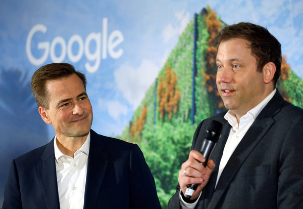 라르스 클링바일 독일 부총리 겸 재무장관(오른쪽)과 필리프 유스투스 구글 중부유럽 부사장이 11일(현지시간) 독일 베를린에서 열린 기자간담회에서 구글의 유럽 투자를 발표하고 있다. /로이터=연합
