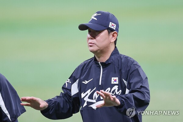 지난 7일 서울 고척스카이돔에서 한국 대표팀 선수들이 훈련하는 가운데 류지현 감독이 김용일 코치와 대화하고 있는 모습. /연합