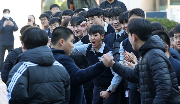 2026학년도 대학수학능력시험을 하루 앞둔 12일 오전 대전시 중구 대흥동 대전고등학교에서 재학생들이 수험생을 응원하고 있다. /연합