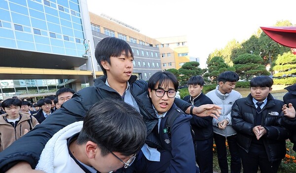 2026학년도 대학수학능력시험을 하루 앞둔 12일 오전 대전시 중구 대흥동 대전고등학교에서 재학생들이 가마를 만들어 수험생을 태우고 있다. /연합