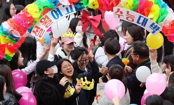 2026학년도 대학수학능력시험을 하루 앞둔 12일 광주 남구 설월여고에서 수험표를 받은 고3 수험생들이 선생님과 후배들의 응원을 받고 있다. /연합