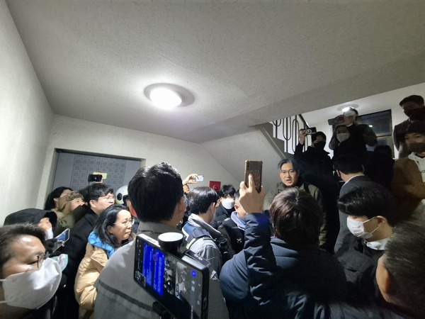 12일 서울 용산구에 위치한 황 대표의 자택 앞에 수 많은 지지자들이 몰렸다. /자유와혁신