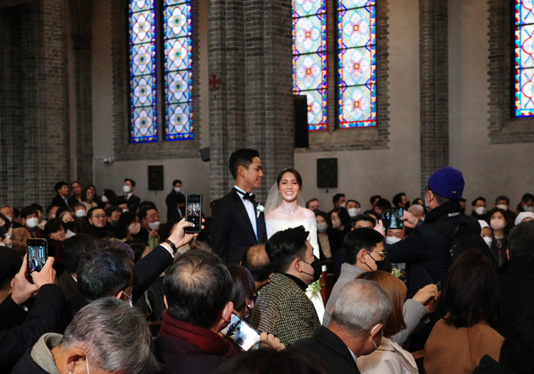 세계적인 프로골퍼 리디아 고와 정태영 현대카드 부회장의 아들 정준 씨가 지난 2022년 12월30일 서울 중구 명동성당에서 올린 결혼식에서 입장하고 있는 모습. /연합