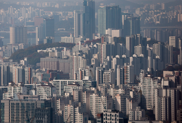 10·15 부동산 대책이 발표된 이후 한달 동안 서울 아파트 거래량이 전년 대비 77% 하락한 것으로 나타났다. 서울 남산에서 바라본 아파트 단지 모습. /연합