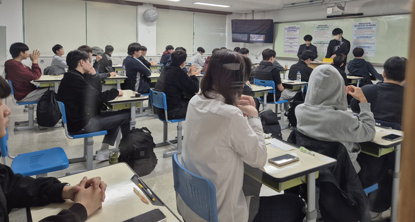 2026학년도 대학수학능력시험일인 13일 오전 경남도교육청 88(창원)지구 제2시험장인 창원 사파고등학교에서 수험생들이 막바지 시험 준비를 하고 있다. /연합