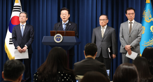 이재명 대통령이 14일 서울 용산 대통령실 기자회견장에서 한·미 관세·안보 협상 ‘조인트 팩트시트’(공동 설명자료) 최종 합의를 발표하고 있다. 왼쪽부터 김용범 정책실장, 이 대통령, 위성락 국가안보실장, 이규연 홍보소통수석. /연합