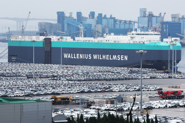 한·미 관세협상의 가장 큰 영향권에 있던 자동차 업계가 ‘팩트시트’로 발표에 안도하는 모습이다. 경기도 평택항에 수출용 자동차들이 선적을 위해 대기 하고 있는 모습. /연합