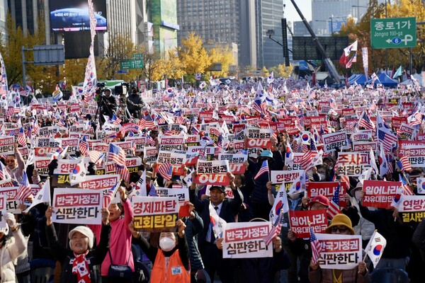 지난 13일부터 15일까지 2박 3일간 서울 광화문 이승만광장 일대에서 ‘철야 구국기도회 및 국민대회’가 열렸다. 15일에는 주최 측 추산 약 10만 명의 인파가 광화문 광장에 집결했다.  /대국본