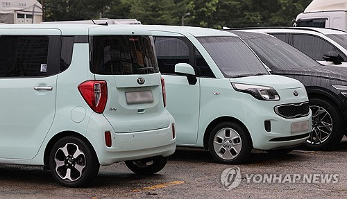 올해 국내 경차 신차 판매가 역대 최소를 기록할 전망이다. 그러나 중고차 시장에는 경차가 큰 인기를 끌고 있다. /연합