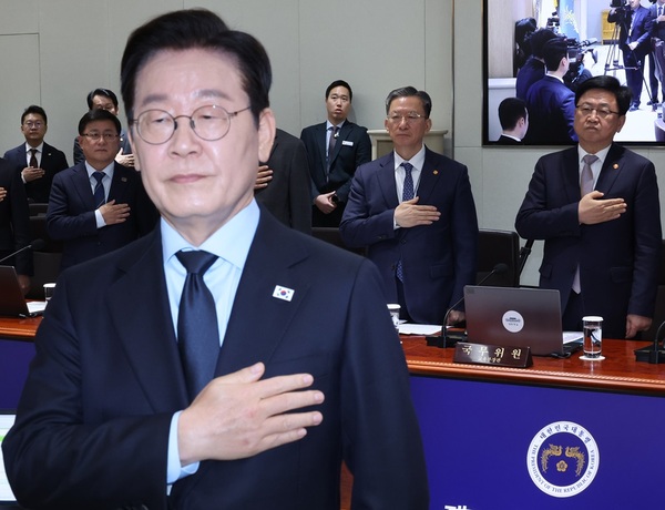 이재명 대통령과 정성호 법무부 장관(뒷줄 가운데)이 11일 용산 대통령실에서 열린 국무회의에서 국기에 경례하고 있다. /연합