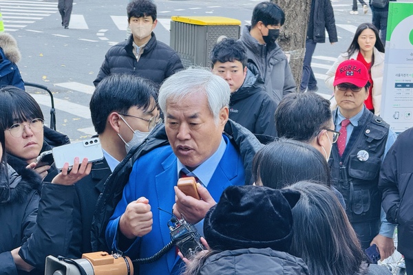 전광훈 목사는 18일 경찰 출석에 앞서 연 기자회견에서 "이미 많은 사람들이 조사를 받았고 서부지법 사태는 우리와 아무 관계가 없다"며 혐의를 전면 부인했다. /신지훈 기자