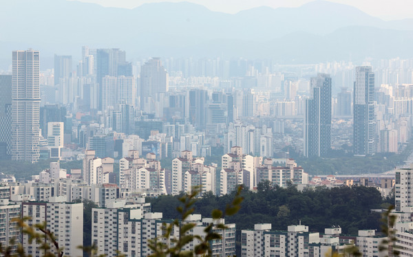 가계 빚이 지난 9월말 다시 역대 최대를 기록했다. 서울 남산에서 바라본 시내 모습. /연합