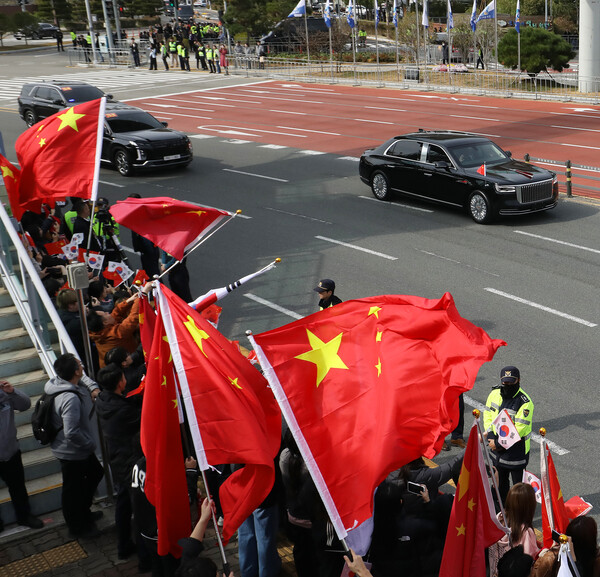 시진핑 중국 국가주석이 탑승한 훙치 N701이 지난달 30일 부산 강서구 김해국제공항에서 미중 정상회담을 마치고 아시아태평양경제협력체(APEC) 정상회의에 참석하기 위해 경북 경주로 이동하고 있다. /뉴스1