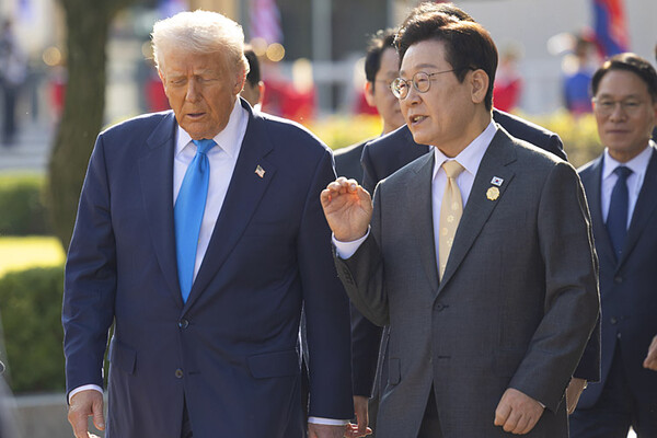 한미 정상의 대화. 대통령실 제공. /연합