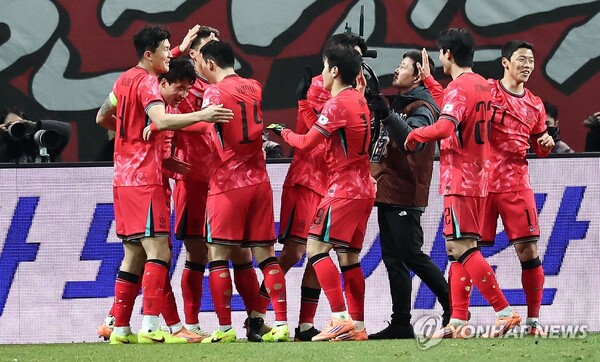 지난 18일 서울 마포구 서울월드컵경기장에서 열린 남자축구 국가대표 A매치 평가전 대한민국과 가나의 경기 중 후반전 선취골을 넣은 이태석이 동료선수들과 기뻐하고 있는 모습. /연합