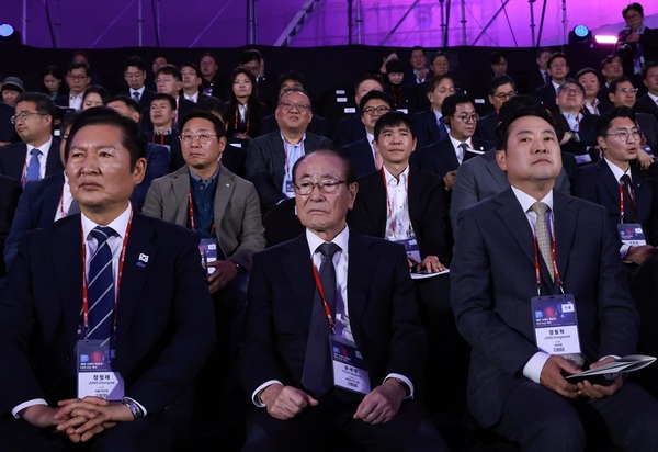 더불어민주당 정청래 대표(왼쪽)와 국민의힘 장동혁 대표가 13일 서울 동대문디자인플라자 아트홀에서 열린 ‘SBS D포럼(SDF) 2025’에 참석하고 있다. /연합