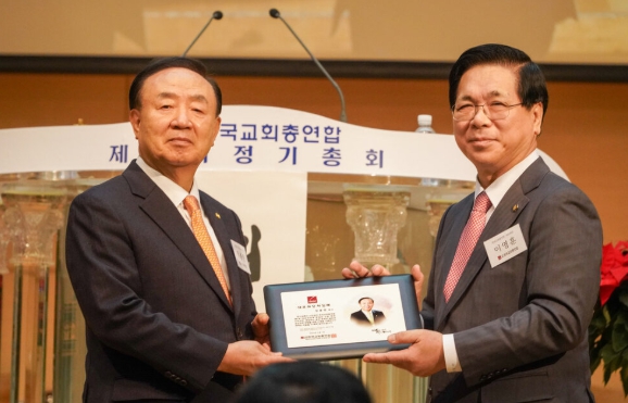 이영훈 기하성 대표회장(오른쪽)과 장종현 백석 대표총회장. /한교총