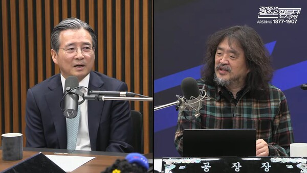 김용범 대통령실 정책실장이 19일 유튜브 '김어준의 겸손은 힘들다 뉴스공장'에 출연해 김 씨와 이야기를 나누고 있다. /유튜브 캡처