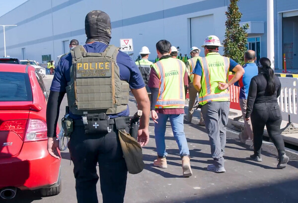 미국 이민 단속 당국이 홈페이지를 통해 지난 9월 4일(현지시간) 조지아주 현대그루·LG에너지솔루현의 합작 베터리 공장 건설현장에서 불법체류·고용단속 현장 사진을 공개했다. /연합