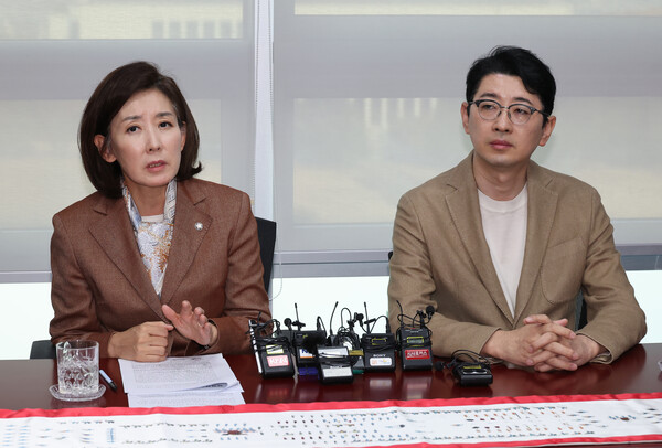 국민의힘 나경원 의원이 20일 서울 여의도 국회 의원회관 자신의 의원실에서 '국회 패스트트랙 충돌' 1심 선고 관련 기자 간담회를 하고 있다.  /연합