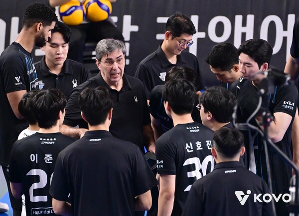 블랑 감독의 작전 지시를 듣는 현대캐피탈 선수들. /한국배구연맹