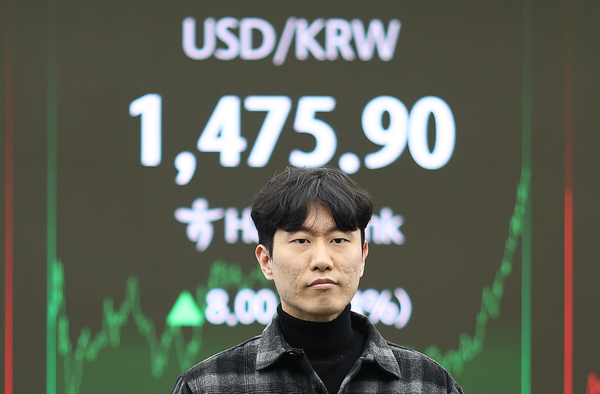 지난달 31일 오전 서울 중구 하나은행 본점 딜링룸 현황판에 코스피 지수가 표시되고 있다. 이날 코스피 지수는 전장보다 3.64포인트(0.09%) 내린 4,083.25에, 코스닥은 3.68포인트(0.41%) 오른 894.54에 출발했다. /연합