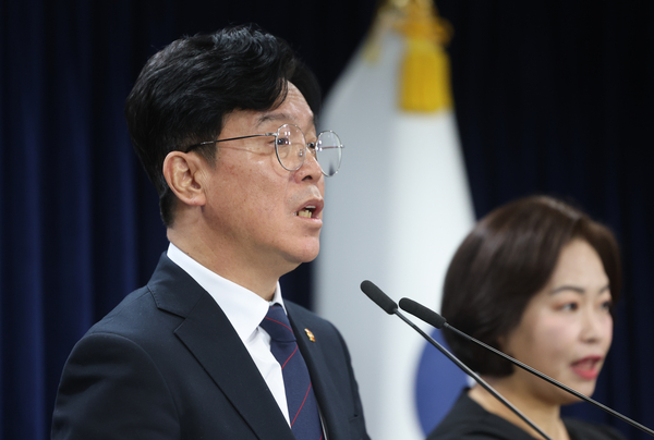 정부가 노란봉투법의 원활한 시행을 위해 교섭단위 분리제도를 활용하는 내용의 시행령 개정안을 입법예고 했다. 김영훈 고용노동부 장관이 24일 정부서울청사에서 노동조합 및 노동관계조정법 시행령 개정안 브리핑을 하고 있다. /연합