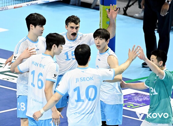 득점 후 기뻐하는 대한항공 선수들. /한국배구연맹