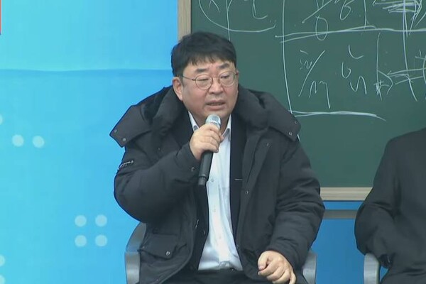 유튜브 ‘신의한수’ 신혜식 대표가 지난 23일 광화문 주일 연합 예배 후 이어진 토크쇼에서 발언하고 있다. /유튜브 영상 캡처